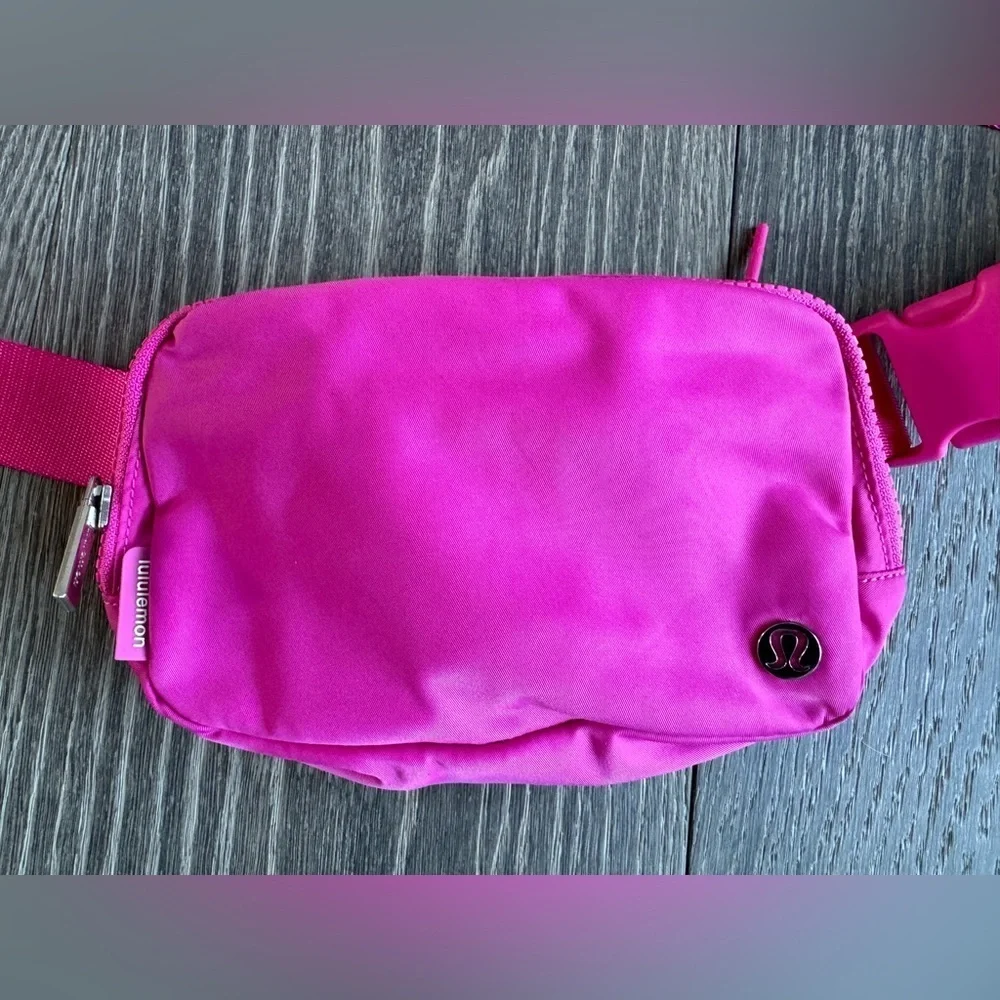 Lululemon Everywhere Belt Bag 1L in Sonic Pink